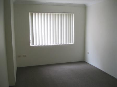 Cozy and Large! Three bedroom unit right next to the Light-Rail!!! - Photo 2