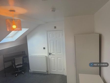 1 bedroom in a house share to rent - Photo 2