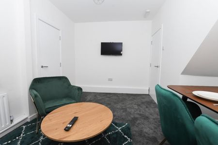 3 bedroom House To Let Total Size: 786 SQ FT - Photo 2