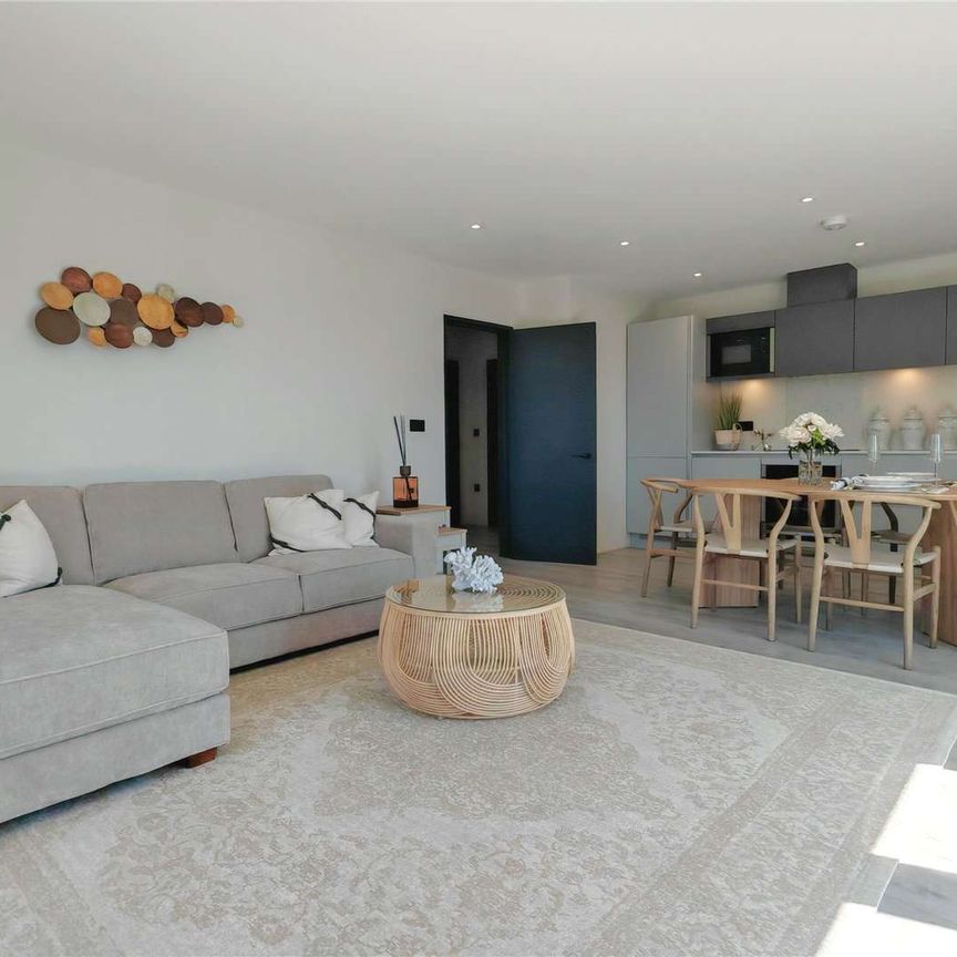 A contemporary apartment with premium specifications situated in Hythe. - Photo 1