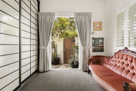 Furnished Art Deco Living In A Prime New Farm Pocket - Photo 4