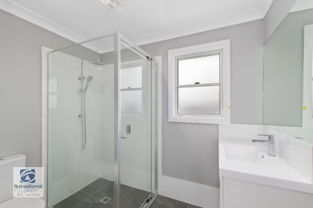 Tastefully designed cottage with quality finishes throughout. - Photo 2