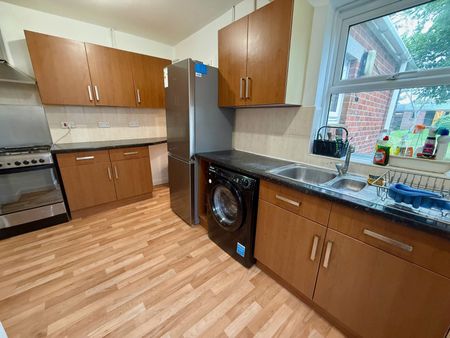 3 bedroom semi-detached house to rent - Photo 2