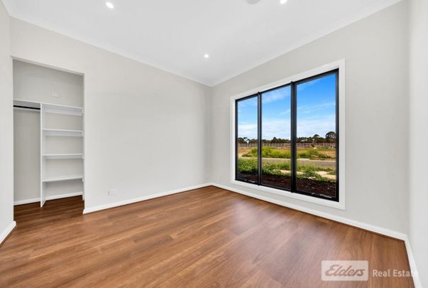 Zoned for Werribee Secondary – Brand New Family Home for Rent! - Photo 1