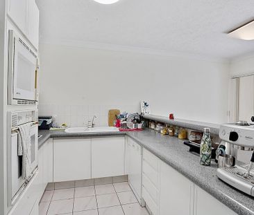 Spacious Split Level 3 Bedroom Penthouse Apartment - Photo 5