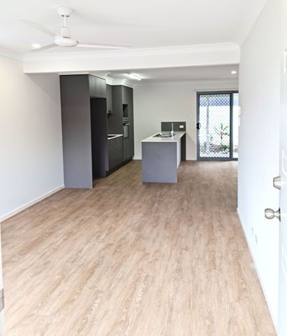 Avail 8/09/26-3 BED 2 BATH TOWNHOUSE WITH FULLY DUCTED AIR - Photo 2
