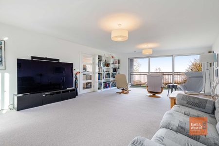 4 bedroom Exceptional Detached Property to rent - Photo 2