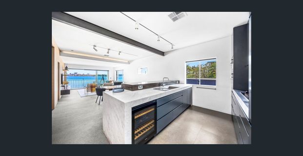 FULLY FURNISHED BEACHFRONT PENTHOUSE WITH ICONIC HARBOUR VIEWS - Photo 1