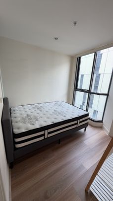 Furnished 1-Bedroom Apartment in Prime North Melbourne Location – Ideal City-Fringe Living - Photo 1