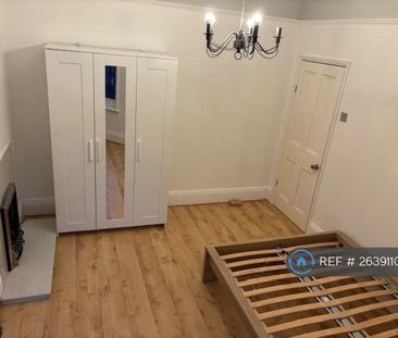 1 bedroom in a flat share to rent - Photo 4
