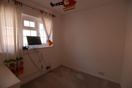 4 bedroom semi-detached house to rent - Photo 3