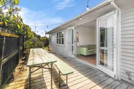 Classic Kiwi Design - Modernised kitchen with 3 + 1 bedrooms (bonus of purpose-designed sleepout) - Photo 2
