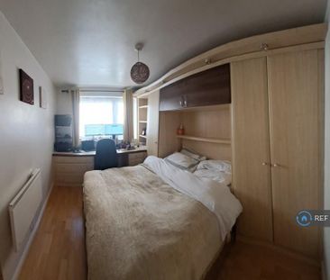 1 bedroom in a flat share to rent - Photo 5