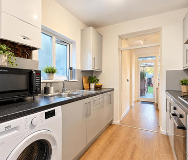 4 bedroom semi-detached house to rent - Photo 6
