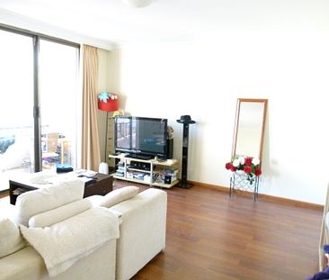 Spacious Three Bedroom Apartment in Ideal Location - Photo 2