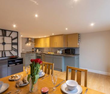 2 bedroom mews to rent - Photo 3