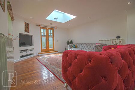 4 bedroom detached house to rent - Photo 5