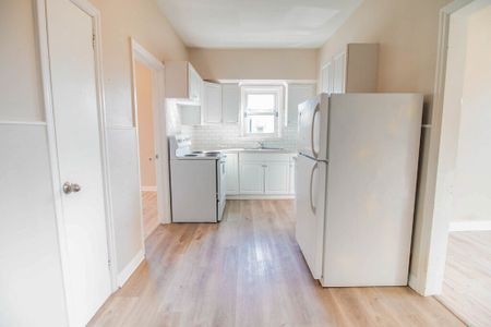 SPACIOUS 2 BEDROOM APARTMENT FOR RENT IN WELLAND!! - Photo 2