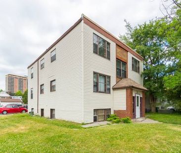 #4-44 Pharmacy Ave: Bright, well laid out 1 bedroom & 1 bathroom unit - Photo 2