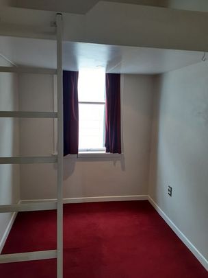 Spacious 6-Bedroom Home in Newtown - Photo 1