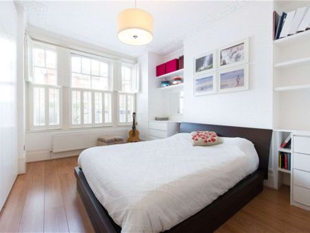 Contemporary two bedroom, two bathroom ground floor flat with wood floors, a private garden and a cellar. - Photo 3