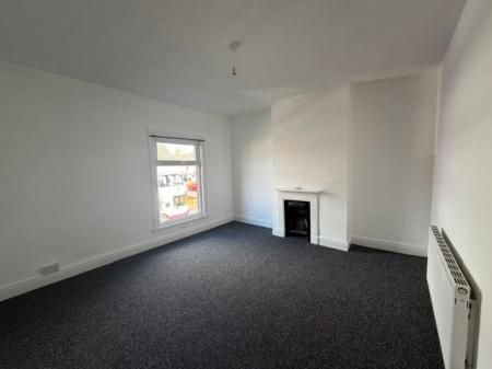 3 bedroom Terraced House To Let - Photo 2