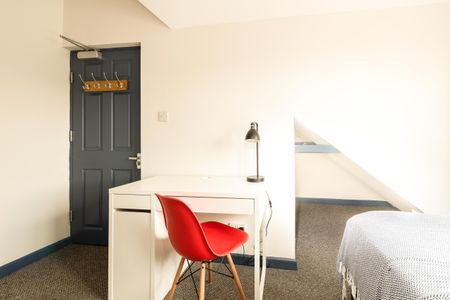 Double Loft Room- WALK TO CITY- Sociable House - Photo 3