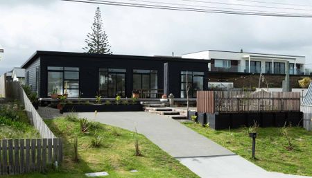 Moments from the Beach – Modern, Cosy & Low-Maintenance Living - Photo 3