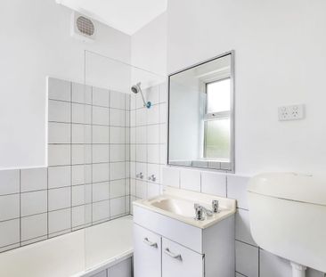 CLASSIC 1 BEDROOM APARTMENT IN THE HEART OF ESSENDON - Photo 6