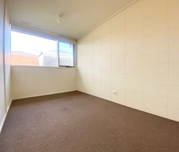 Charming 2-Bedroom Unit in Prime Location - Photo 4