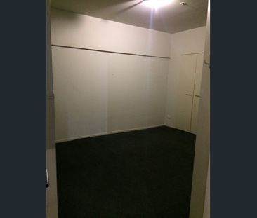 Massive 1 BEDROOM CBD Apartment - Photo 2