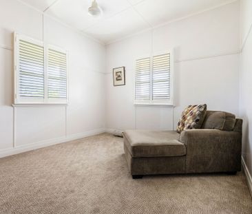 Spacious 4 Bedroom House Featuring Tranquil Riverside Living - Photo 2