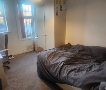 4 Bed - 161B Kirkstall lane, Headingley, Leeds - LS6 3EJ - Student - Photo 3