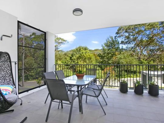 Modern living with tranquil treetop outlook - Photo 1