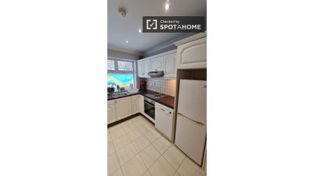 Room in shared apartment for rent in The Coombe, Dublin - Photo 5