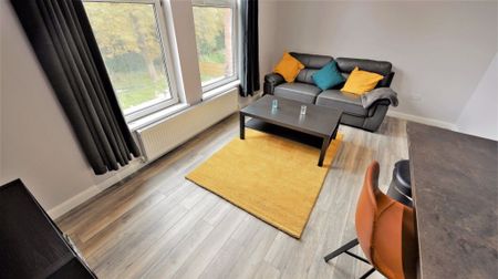 2 bedroom Flat in Flat 5, Leeds - Photo 2