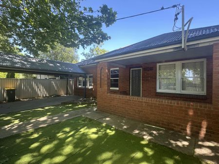 Cozy 3-Bedroom Home in Central Bathurst - Photo 5