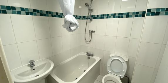 Flat 2, 32 Kelso Road, LS2 9PR, Leeds - Photo 2
