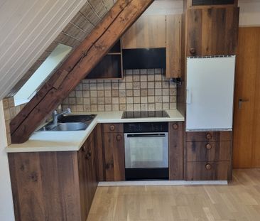 Charmante 2.5-Zimmer-Dachwohnung mit viel Licht und Aussicht - Foto 2