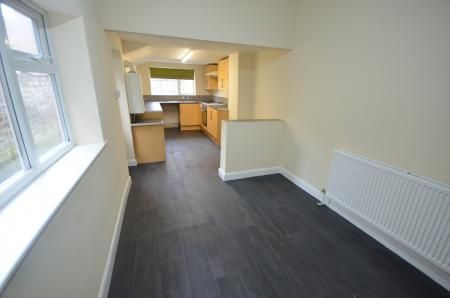 3 bedroom Terraced House To Let - Photo 5