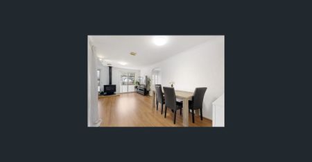 Bright and Spacious Family Home in a Convenient Location - Photo 2
