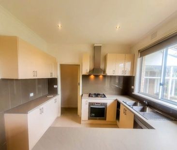 SPACIOUS FAMILY HOME IN A QUIET COURT LOCATION - Photo 4