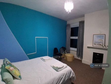 1 bedroom in a flat share to rent - Photo 5