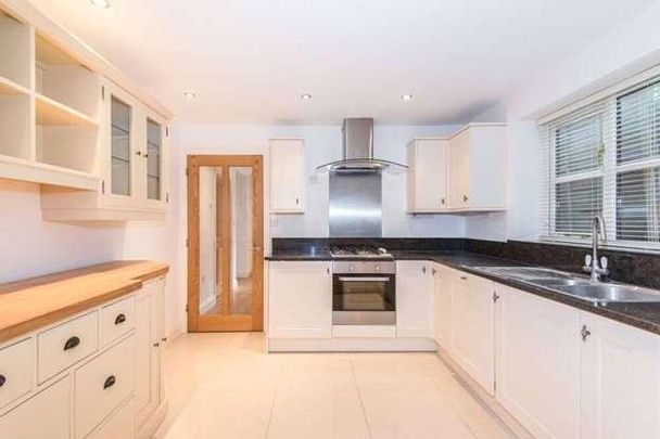 Meredun Close, Hursley, Winchester, SO21 - Photo 1