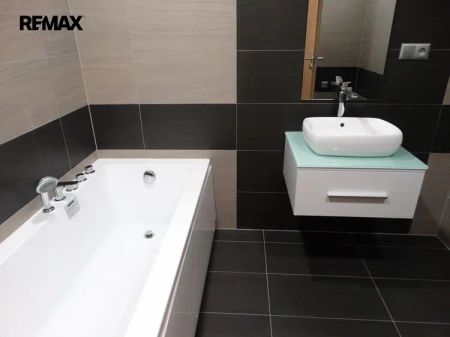 Exkluzivní pronájem novostavby bytu 2+kk+B + parkovací stání- Pardubice - Photo 3