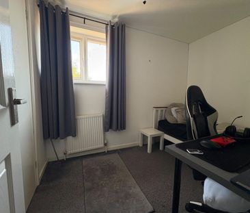 3 bed Town House - To Let - Photo 3