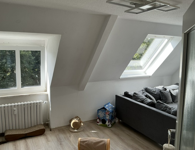 Ruhig gelegene Dachgeschosswohnung - komplett saniert und renoviert - Foto 1