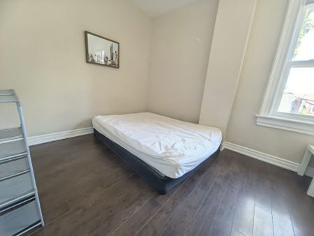 For Lease - Upper 437 Bathurst Street, Toronto, Ontario - Photo 3