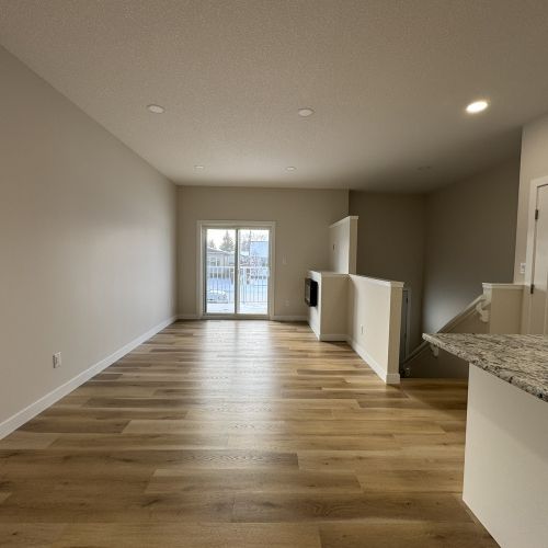 3 Bedroom Triplex - Ready for it's First Tenants!! 1 Month Free Rent - Photo 1