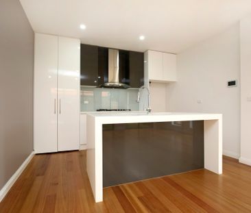 HUGE 3 BEDROOM TOWNHOUSE WITH EVERYTHING JUST DOWN THE ROAD ! - Photo 6